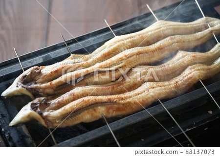 Grill eel with charcoal 88137073