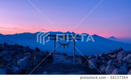 Dawn of Kurumayama (View of Yatsugatake and Mt. Fuji from Kurumayama Shrine) Dawn of Kurumayama (View of Yatsugatake and Mt. Fuji from Kurumayama Shrine) 88137364