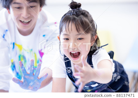 一個在大畫紙上用顏料畫畫的女孩 一個在大畫紙上用顏料畫畫的女孩 88137471