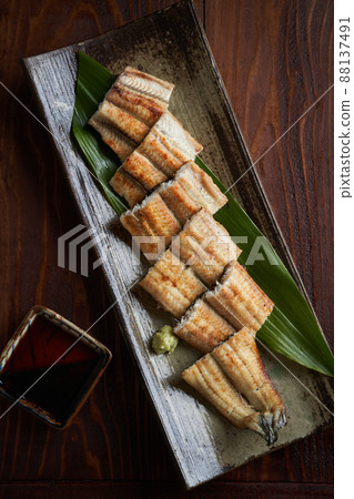 鰻魚燃燒 鰻魚燃燒 88137491
