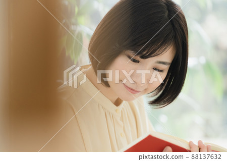 在家讀書的婦女 88137632