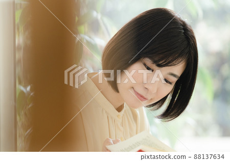 在家讀書的婦女 88137634