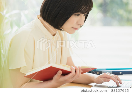 在家讀書的婦女 88137635