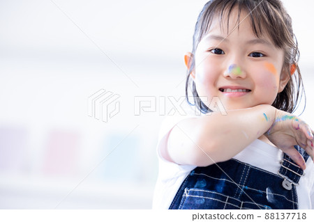 一個在大畫紙上用顏料畫畫的女孩 一個在大畫紙上用顏料畫畫的女孩 88137718