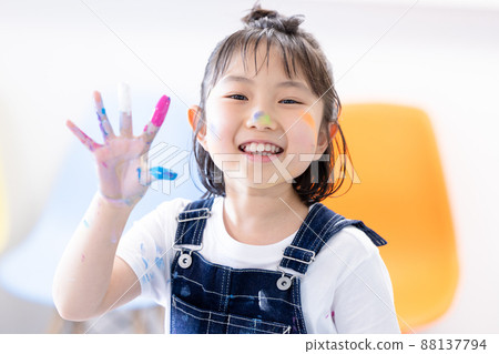 一個在大畫紙上用顏料畫畫的女孩 一個在大畫紙上用顏料畫畫的女孩 88137794