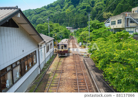 渡瀨溪谷鐵路 水沼站 上線列車出發 前往大間站 初夏風景 渡瀨溪谷鐵路 水沼站 上線列車出發 前往大間站 初夏風景 88137866