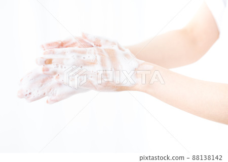 婦女洗手的手[部分切割] 88138142