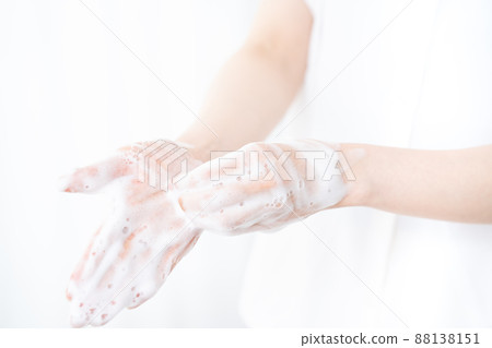 婦女洗手的手[部分切割] 88138151