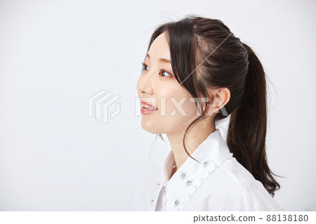 時尚年輕美麗的女人 88138180