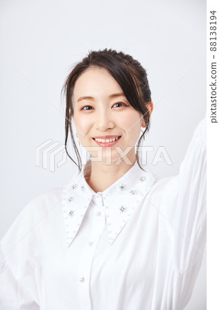 時尚年輕美麗的女人 88138194