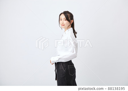 時尚年輕美麗的女人 88138195