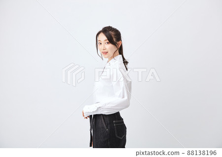 時尚年輕美麗的女人 88138196