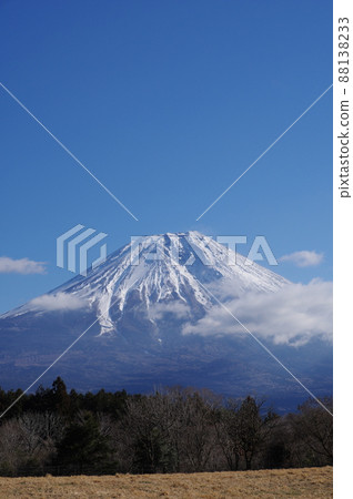 從朝霧高原眺望白雪皚皚的富士山 88138233