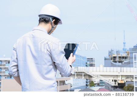 一個穿著工作服的男人的背影 88138739