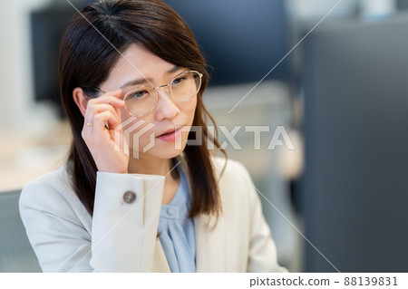 辦公室小姐和眼鏡 88139831