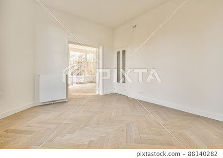 Classic spacious room with light parquet floor 88140282