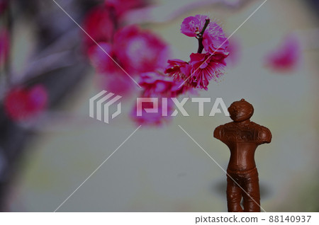 Red plum and hollow clay figurines Red plum and hollow clay figurines 88140937