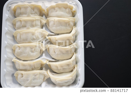 商業產品包裝中的生餃子 商業產品包裝中的生餃子 88141717