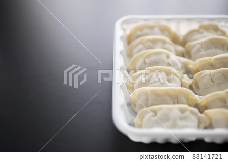 商業產品包裝中的生餃子 商業產品包裝中的生餃子 88141721