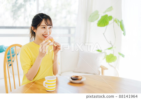 一個女人吃甜甜圈 88141964