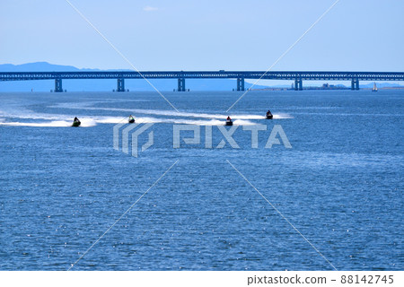 貫穿西木濱蔚藍大海的私人船隻和機場連接橋 88142745