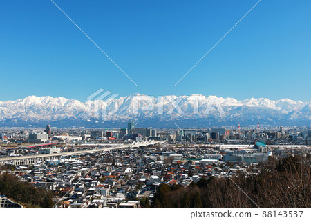 從吳羽山眺望立山山脈和富山市的冬季 [2022 年 1 月] 88143537