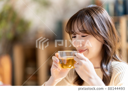 Woman drinking tea in a chic living room 88144493