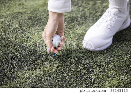 準備開球的女人 88145113