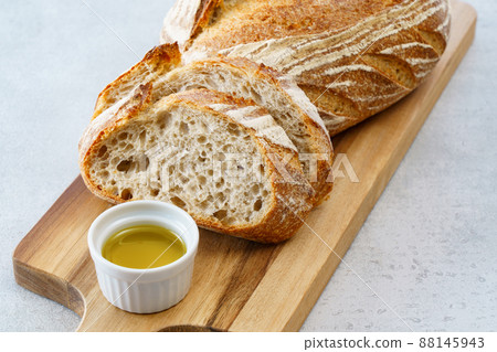 已切好並放在砧板上的麵包 已切好並放在砧板上的麵包 88145943