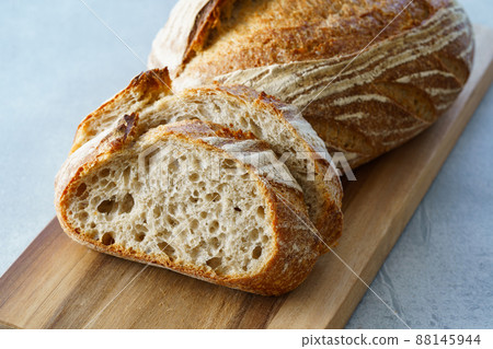 已切好並放在砧板上的麵包 已切好並放在砧板上的麵包 88145944