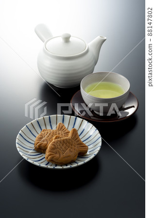 taiyaki, sebeam-shaped red bean cake, wagashi 88147802