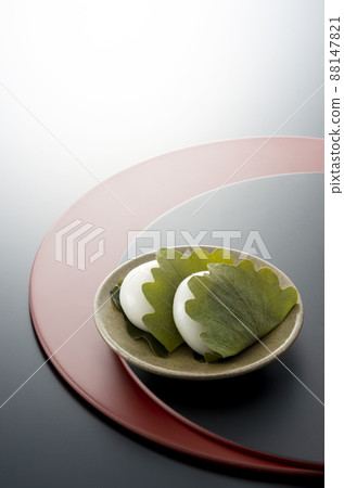 kashiwa mochi (a rice cake wrapped in an oak leaf), namagashi, wagashi 88147821