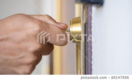 Image of locking / unlocking the entrance key 88147898