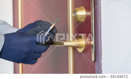 入口鑰匙保養 | 用鉛筆在鑰匙上塗抹，使移動順暢 88148672