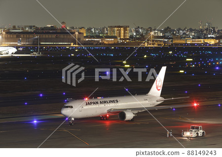 晚上在羽田機場等待起飛的飛機 晚上在羽田機場等待起飛的飛機 88149243
