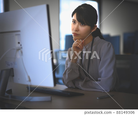 People working in the office People working in the office 88149306