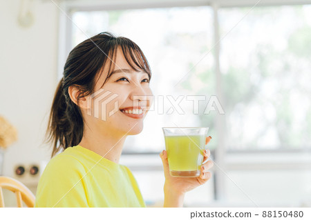 Women who drink smoothies Women who drink smoothies 88150480