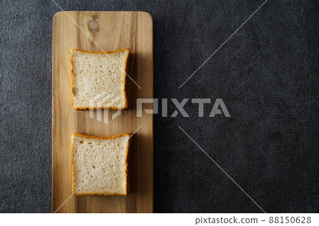 放在砧板上的全麥麵包 放在砧板上的全麥麵包 88150628