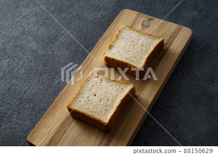 放在砧板上的全麥麵包 放在砧板上的全麥麵包 88150629