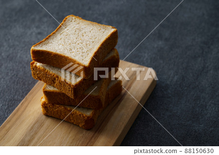 放在砧板上的全麥麵包 放在砧板上的全麥麵包 88150630