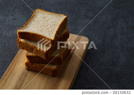 放在砧板上的全麥麵包 放在砧板上的全麥麵包 88150632