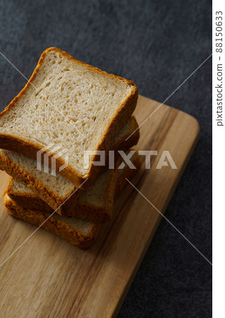 放在砧板上的全麥麵包 88150633