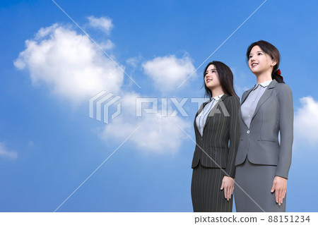 一位年輕女商人在藍天下微笑著向前看的水平角度 88151234