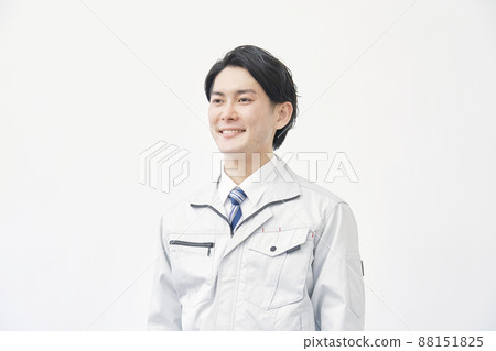 男性工人肖像白色背景 88151825