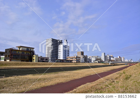 茨城縣水戶市櫻川沿線的街景 88153662