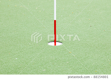 推桿高爾夫球場 高爾夫球洞和旗桿 推桿高爾夫球場 高爾夫球洞和旗桿 88154801