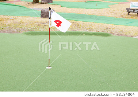 推桿高爾夫球場 高爾夫球洞和旗桿 推桿高爾夫球場 高爾夫球洞和旗桿 88154804