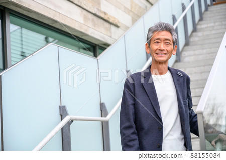 Senior man looking into the distance 88155084