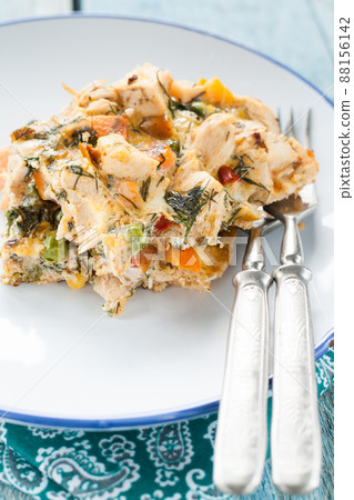 Serve the omelet with vegetables and chicken 88156142