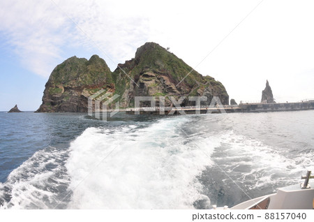 View of Dokdo Dongdo from a running boat 88157040